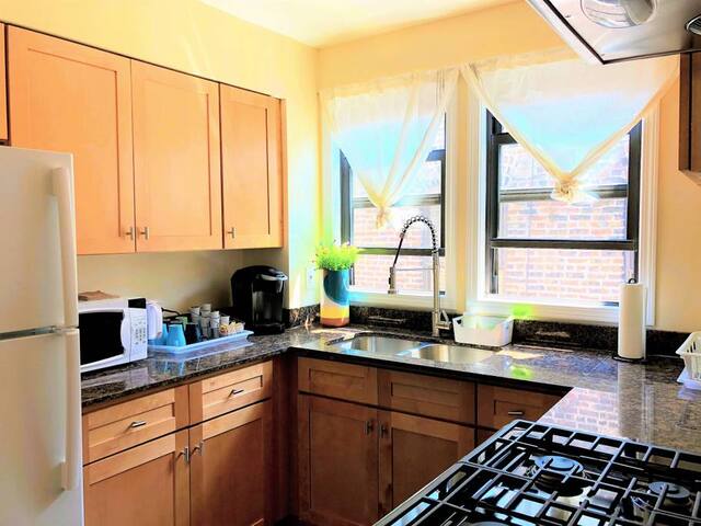 1 #31 – 4 Bedroom Condo – McCormick Place gallery image 3