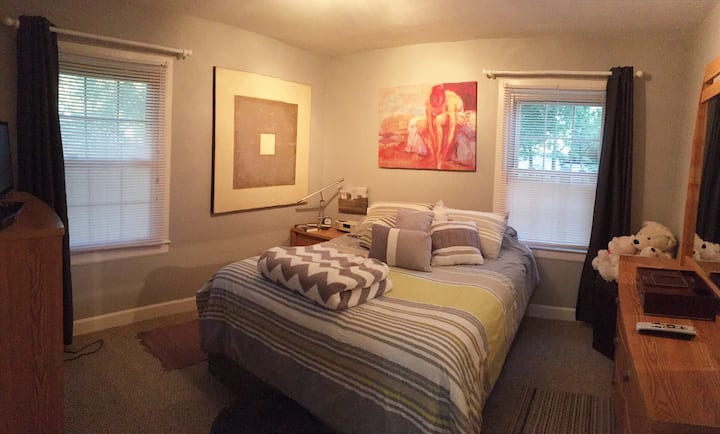 Hlavná spálňa  s manželskou posteľou, nočným stolíkom, svetlom na čítanie, skriňou, 2 komody a druhou televíziou !