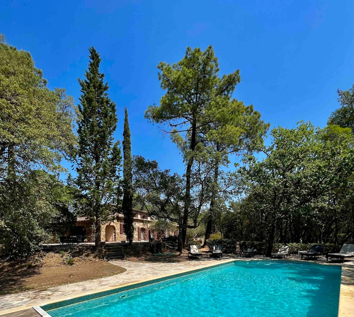 Quiet villa in nature with a pool