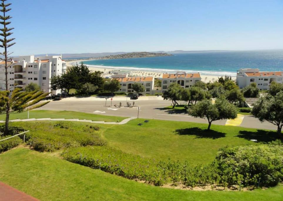 A pasos de la playa y restaurants.