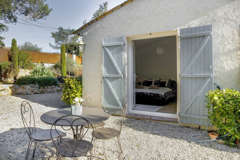 Salon de jardin privé devant la chambre