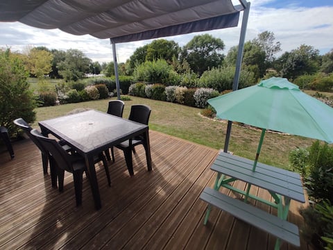 House with garden and terrace overlooking the pond