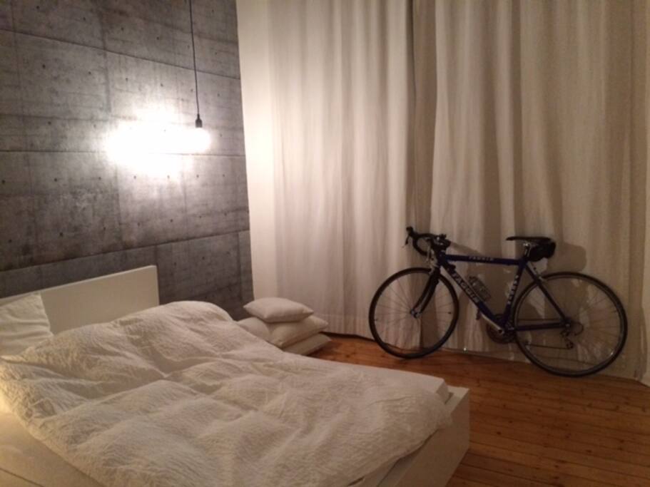 Schlafzimmer ca. 22qm (Hinterhof sehr ruhig)