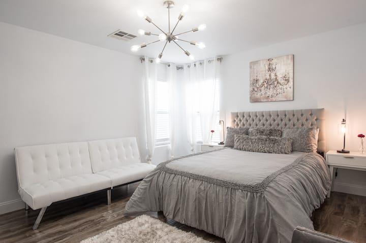 Master bedroom 
(Queen size bed)