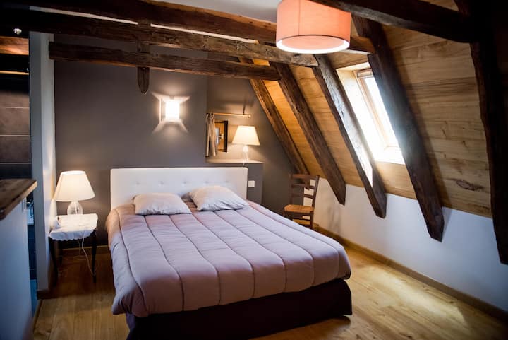 นี่คือหนึ่งใน 3 ห้องนอน (ทีวี - เครื่องปรับอากาศแบบย้อนกลับได้ - อ่างอาบน้ำ)