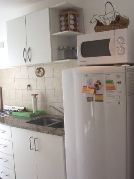 Cocina completa con microndas, lavarropas, heladera con freezer y elementos de planchado
