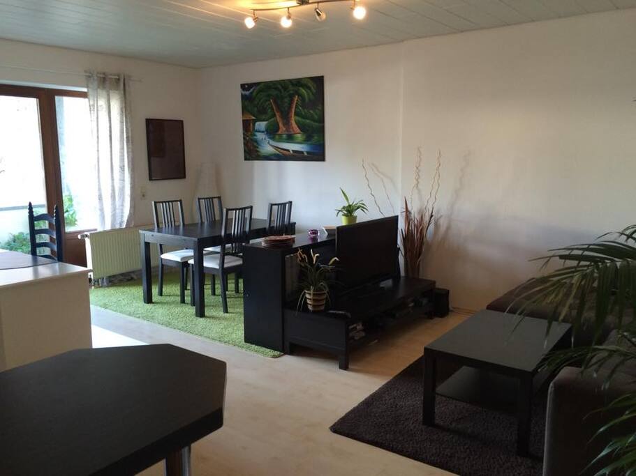 Geräumiges Wohnzimmer mit großzügiger Couchecke, Esstisch, Schreibtisch & Bar!