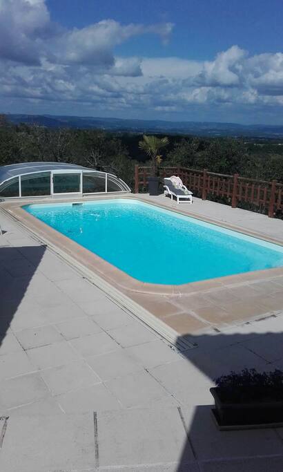 Piscine au sel 8x4 avec abri bas pour sécurité et température idéale