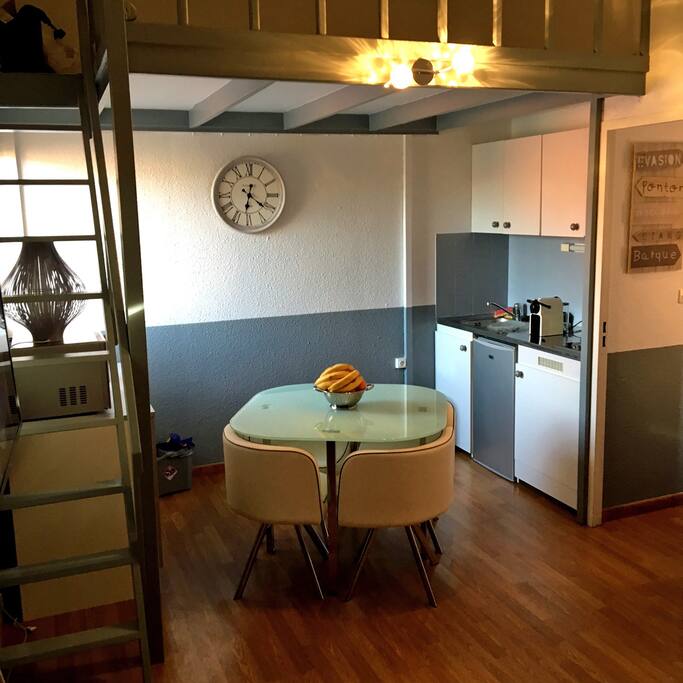 Coin repas et mezzanine.