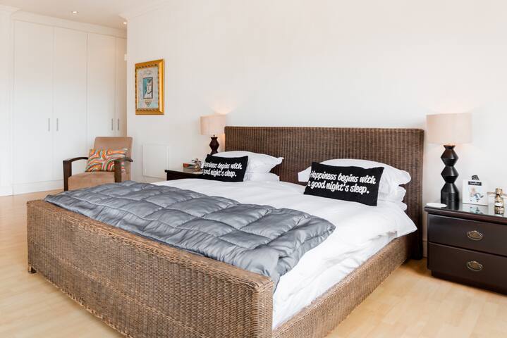 Camps Bay Villa with Mountain Views near the Beach gallery image 2