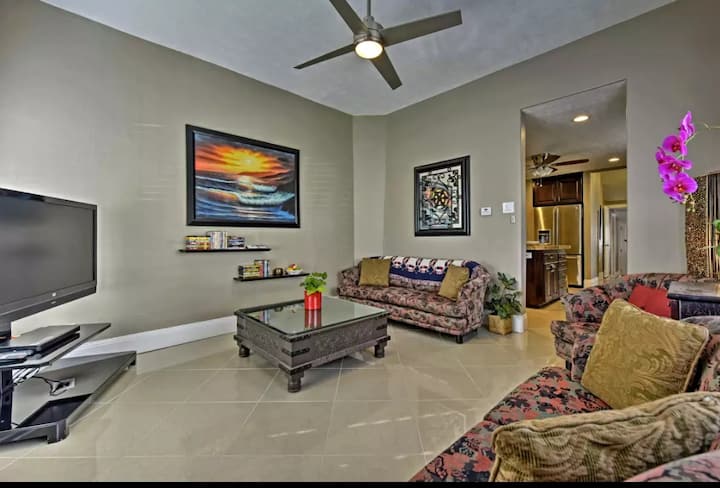 Sebule nzuri iliyo na celing ya juu, kochi, kiti cha upendo kinaweza kukaa watu 5-7 kwa starehe.  Ukiwa na kochi jipya la ngozi na kiti cha upendo 