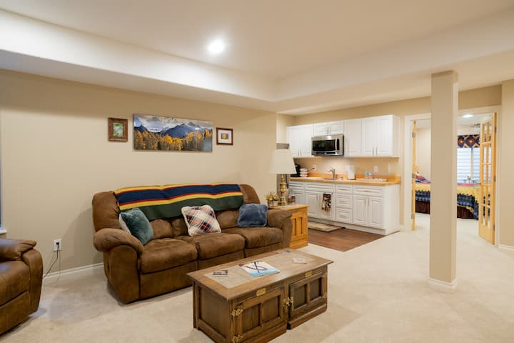 طاولة القهوة تمتد لتتمكن من تناول الطعام منها.