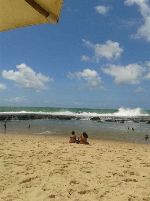 Praia da Praça de Arembepe com Piscinas Naturais