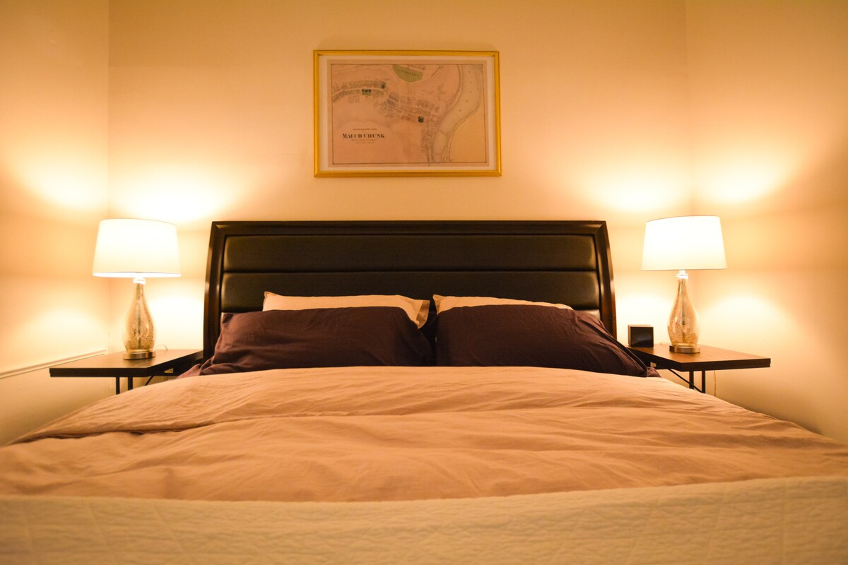 Manželská posteľ s oboma koncovými stolmi vybavenými zástrčkami pre obe nabíjačky USB alebo len extra elektrickou zástrčkou. 