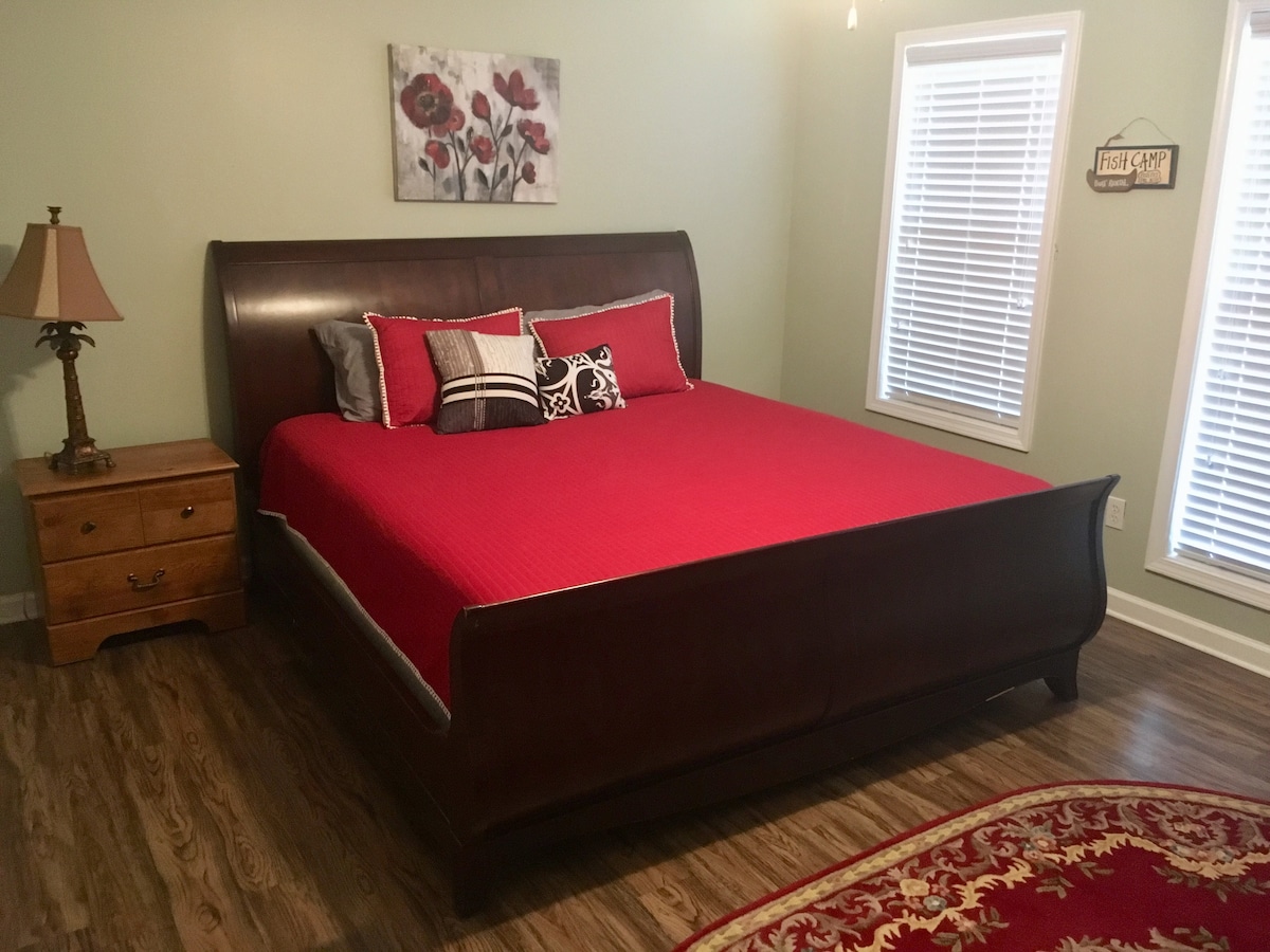 מיטת קינג סייז בחדר השינה הראשי
