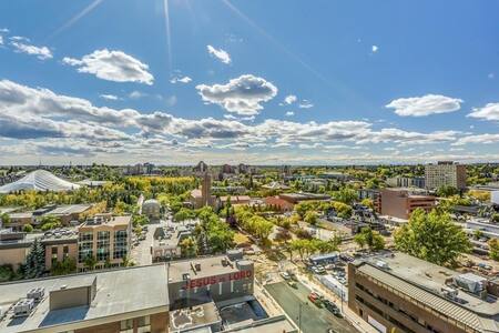 DT Condo great views/Location/UG Parking/KING BED