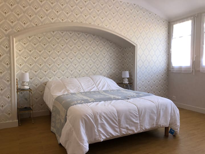 Chambre Piégu בקומה השנייה: 
חדר השינה הגדול ביותר עם נוף לים.
מיטה זוגית (140), כורסה נוחה, שולחן קטן, שולחן כתיבה עם כיסא, חדר הלבשה גדול לבגדים ומזוודות.