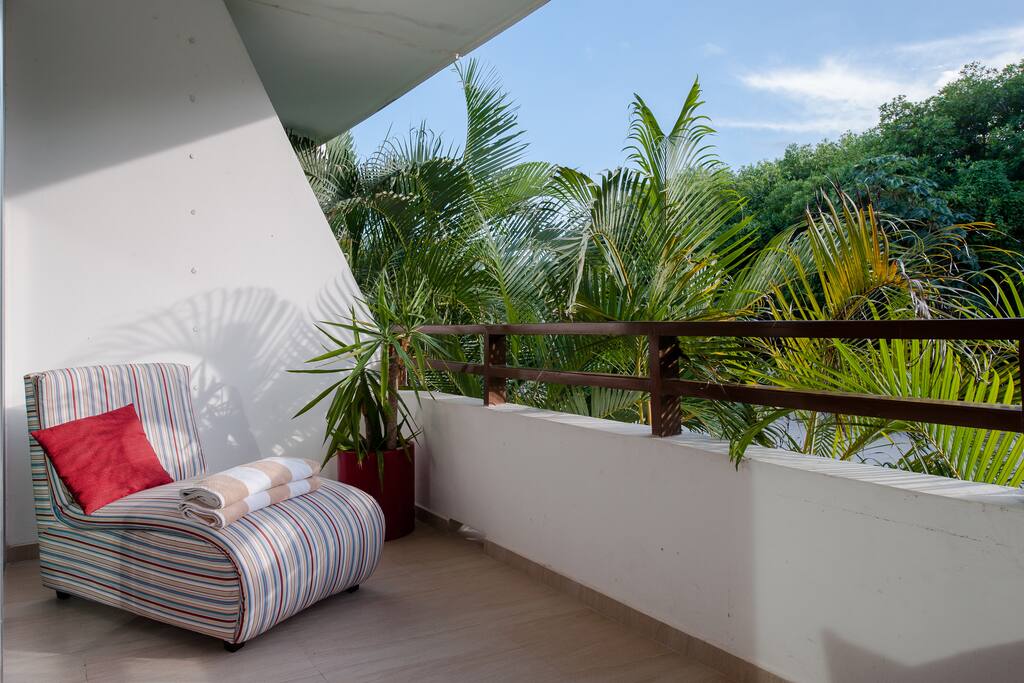 Terraza- Balcon con asador y muebles para comer y descansar