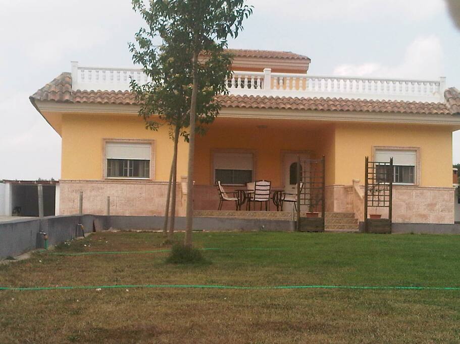 Parte delantera con jardín.