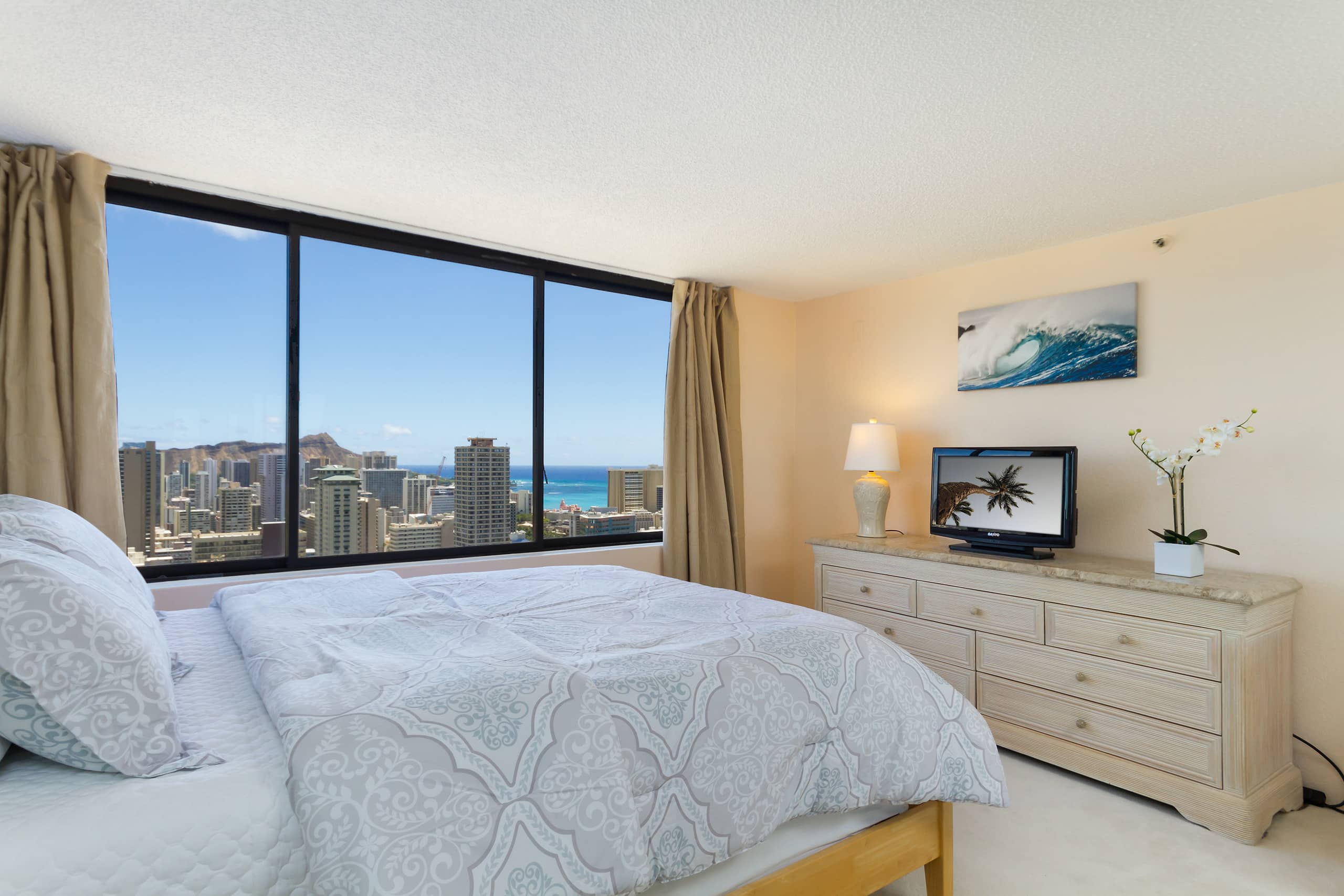 Condo in Honolulu · ★4.55 · 2 bedrooms · 4 beds · 2 private baths - Image 5