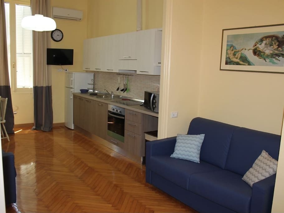 Cucina con lavastoviglie, forno elettrico e microonde