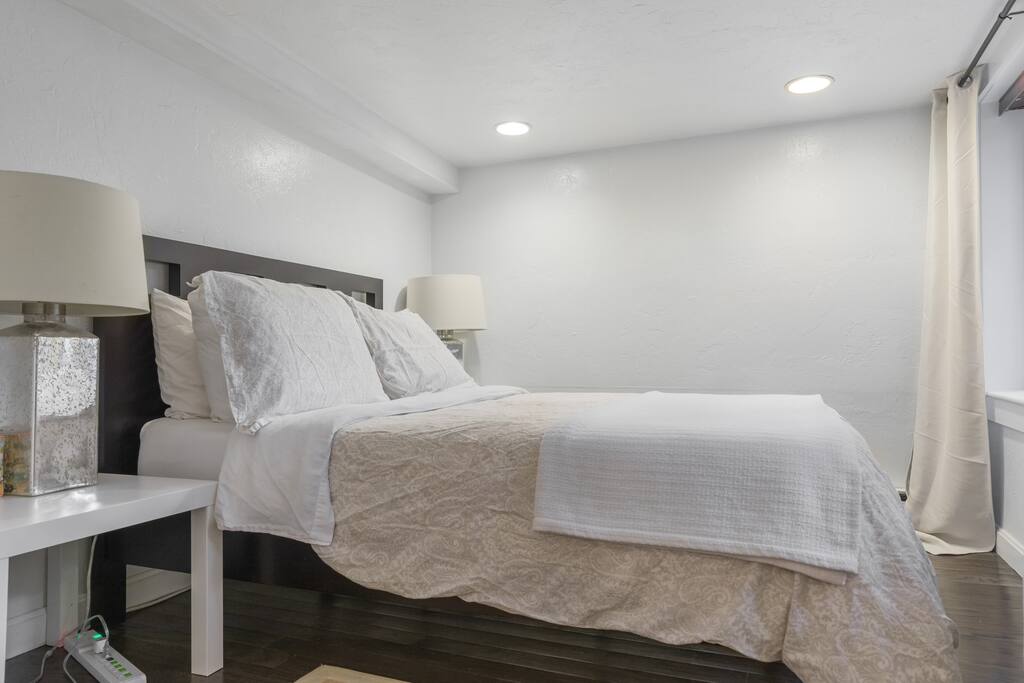 Very comfortable bed with 100% cotton linens and a new mattress.