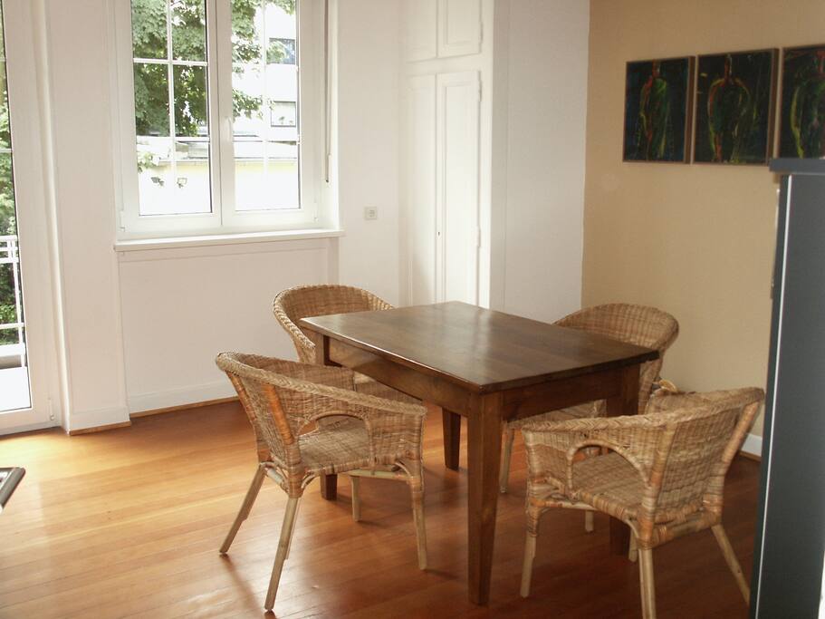 Küche mit Essplatz und Tür zum Südbalkon