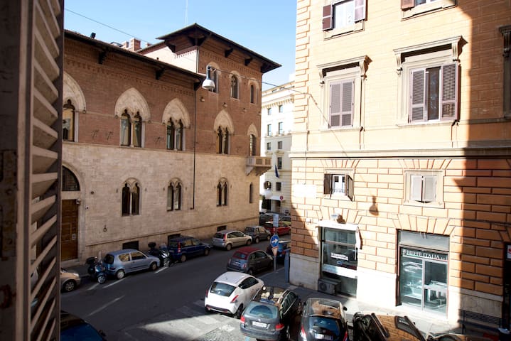 Elegant Central apartment gallery image 4