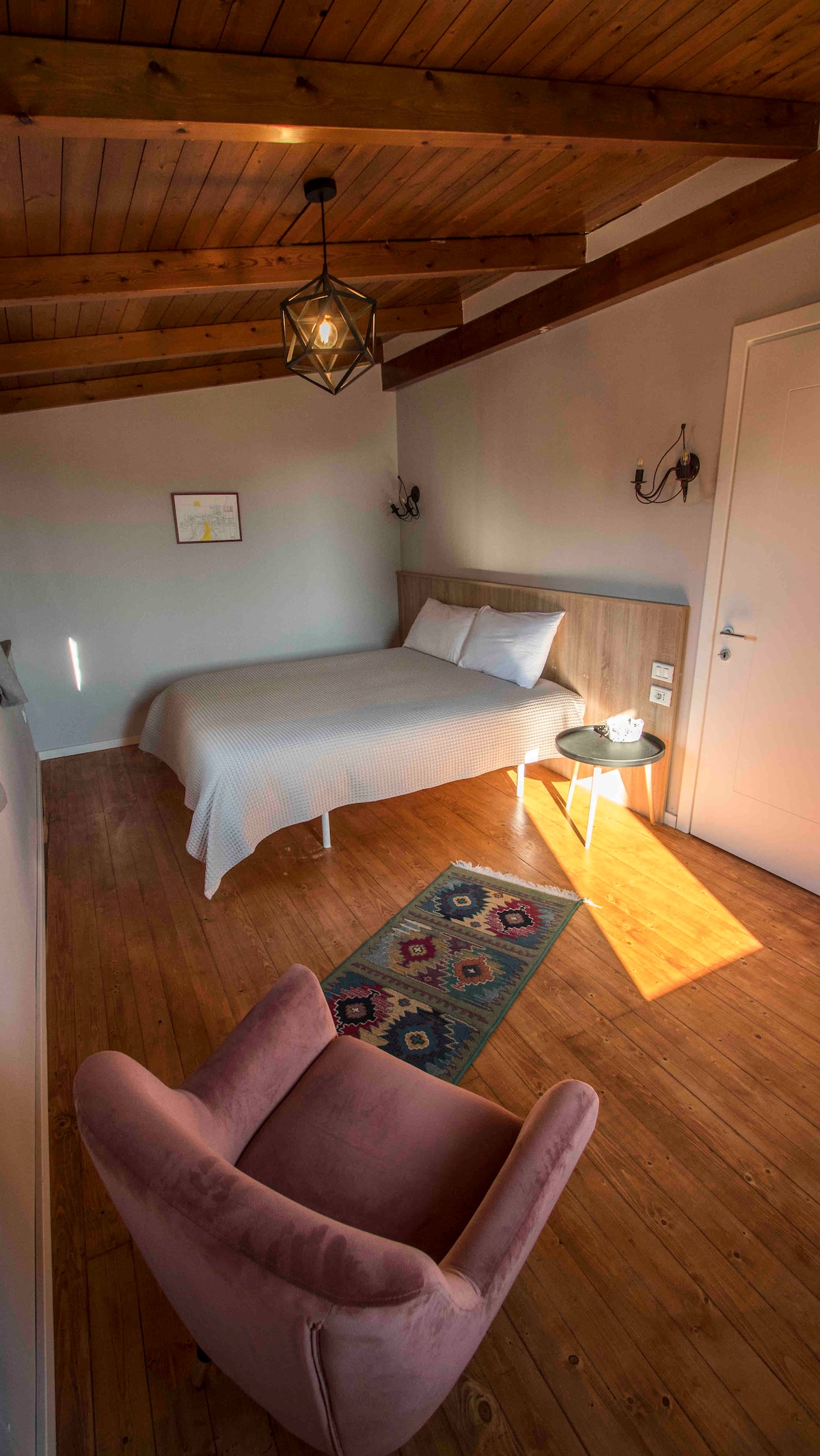 Nuestro espacioso dormitorio cuenta con cama tamaño queen, mesa auxiliar y sillón hermoso para disfrutar de tu libro favorito.