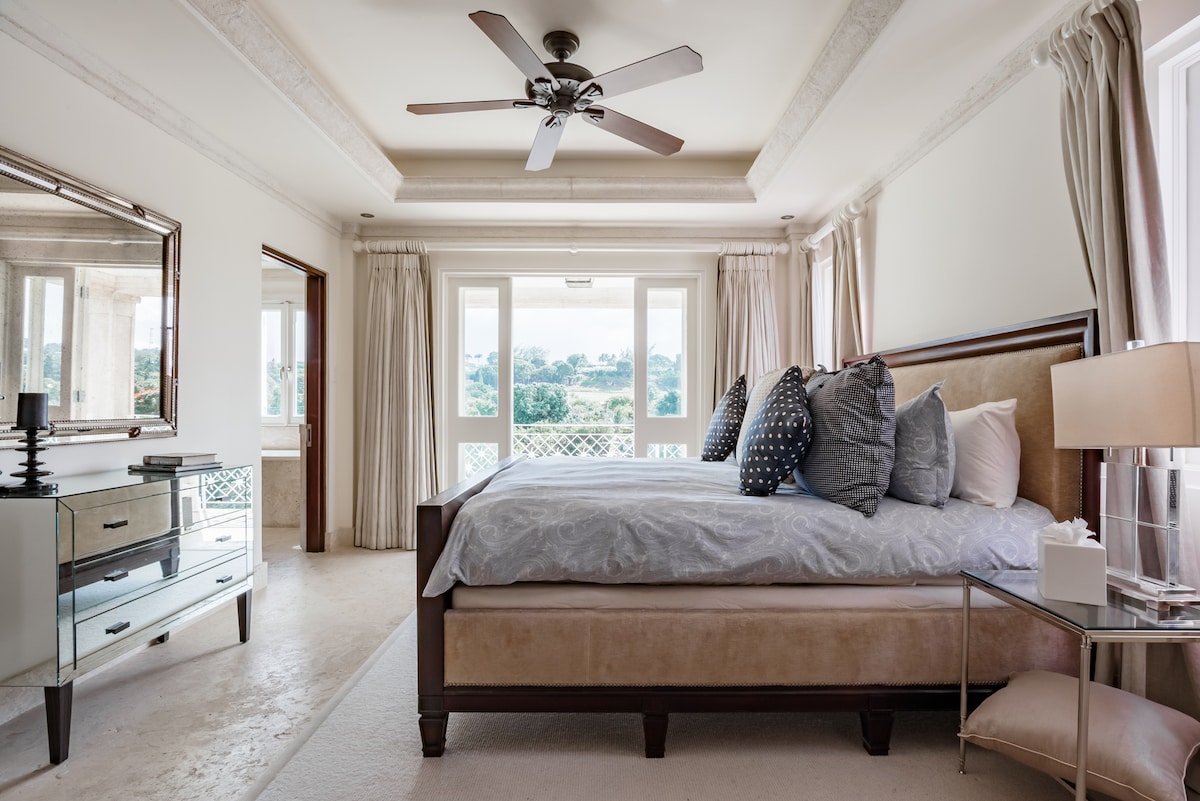 Mararangyang kuwarto na may king size na higaan, air conditioning, ceiling fan, security safe, pribadong terrace, aparador, at magandang en suite na banyo.