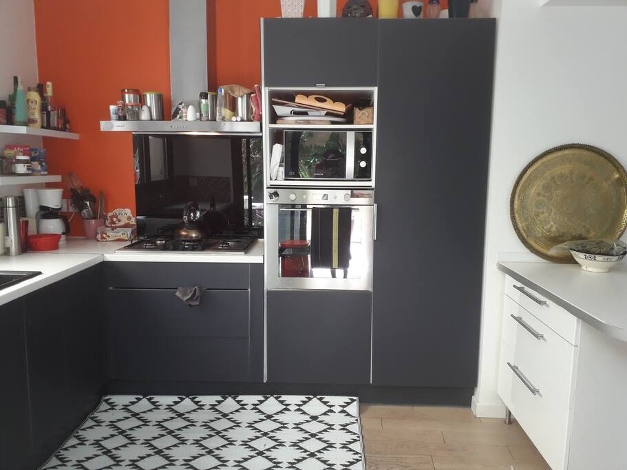 Cuisine spacieuse et toute équipée : four électrique, micro- ondes, lave-vaisselle, cafetière, grille-pain et autres électroménagers, vaisselle en nombre suffisant et autres ustensiles.