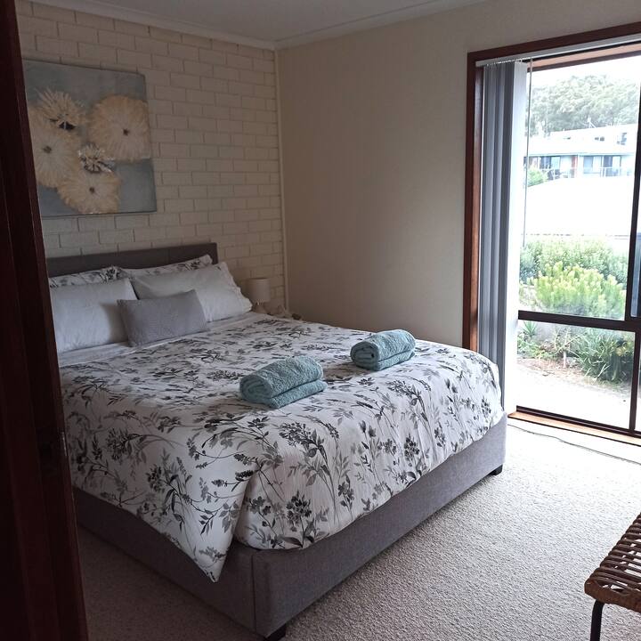 寝室# 1 (2階)-クイーンサイズのベッド