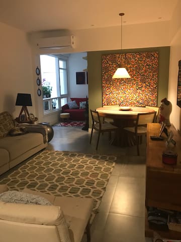 Apartamento tres quartos em Copacabana