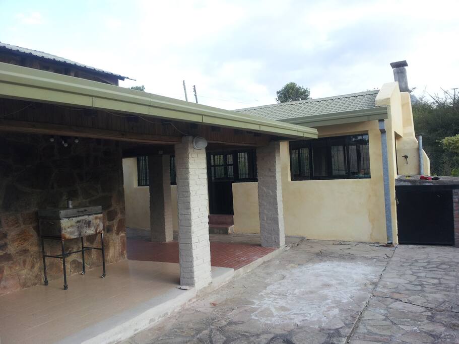 GALERÍAS Y QUINCHO CON ASADOR Y PING PONG