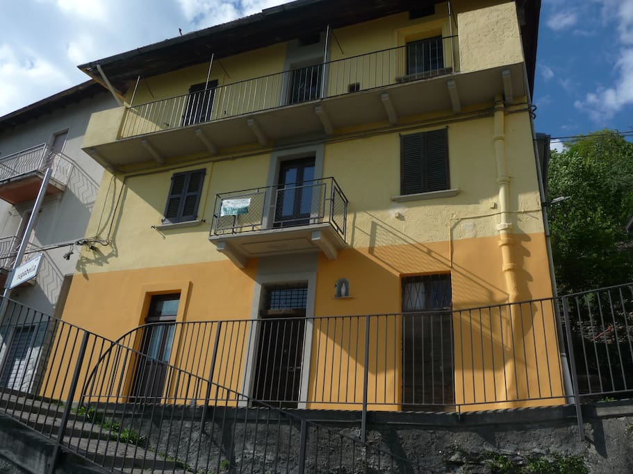 Left side in 2 levels
Appartamento su 2 livelli lato sinistra della casa, lato destro è disabitato