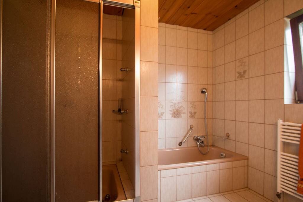 großes Badezimmer mit Dusche und Badewanne