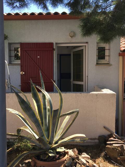 Pleasant air-conditioned T2 in pool residence