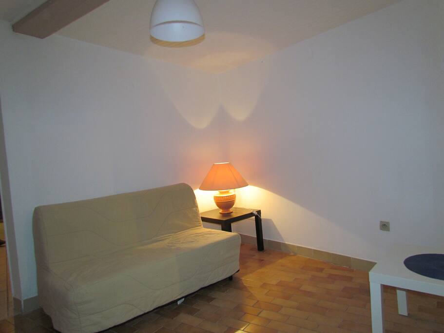 petit salon avec télévision climatisé