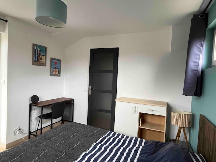 غرفة أبوية مع مساحة مكتبية