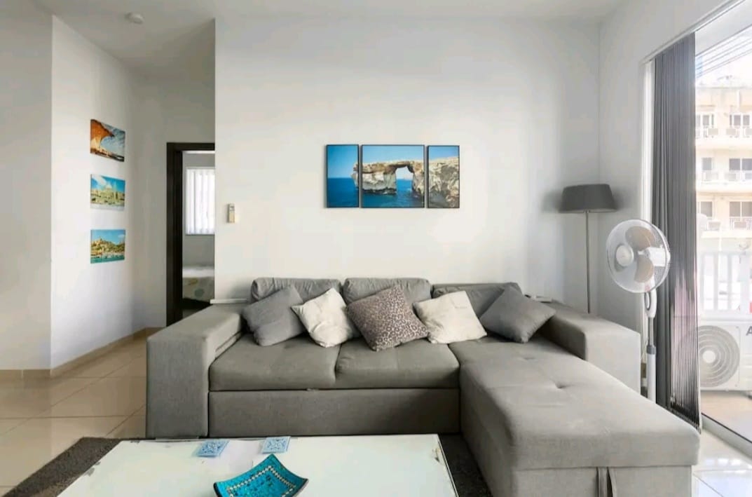 Private bathroom - Walk to Bugibba Square/Sea