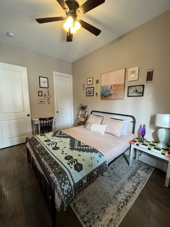 La chambre principale a un lit queen size avec un matelas en mousse à mémoire de forme.  Parfait pour les soirées cinéma et regarder vos émissions préférées sur le téléviseur intelligent de 40 po.