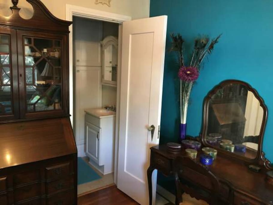1/2 bath adjacent to bedroom