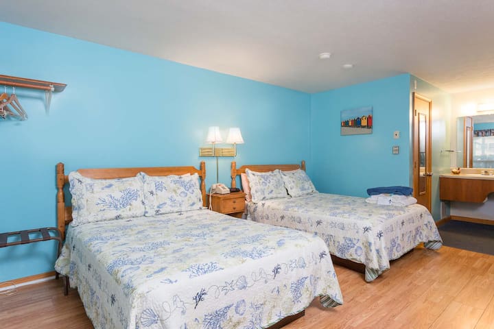Seacoast Off-Season Rooms for Rent (2 Queen Beds)
