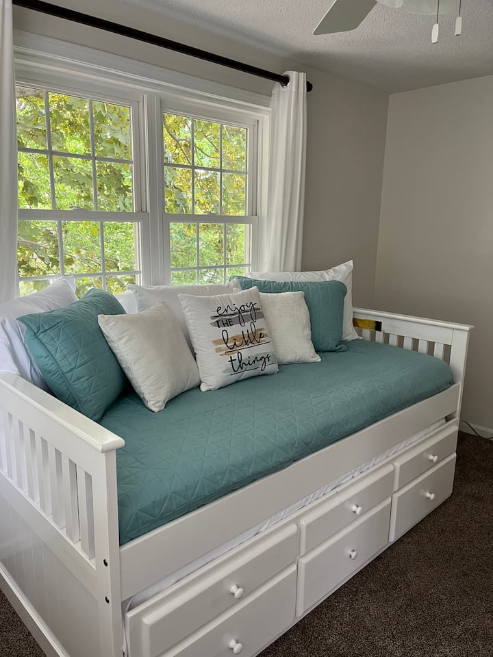 חדר שינה 3 - (מיטת יום זוגית עם Trundle (תאום) שנפתחת מתחת) חדר שינה לצד הדרך עם נוף לאגם.