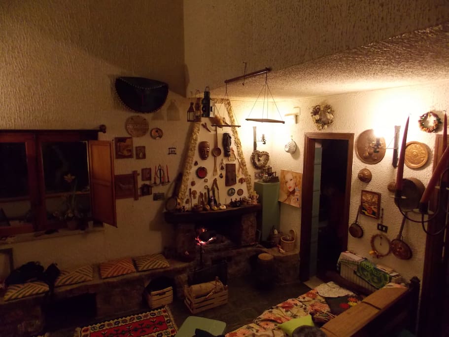 il camino in soggiorno
