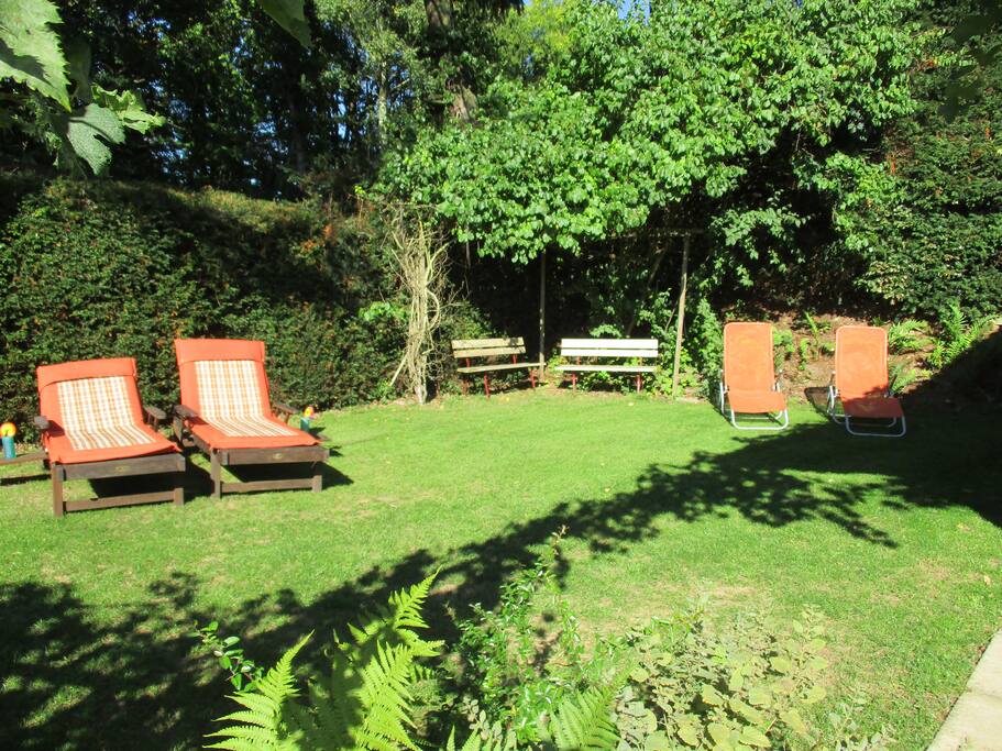 verschiedene Liegen im eingegrenzten Garten