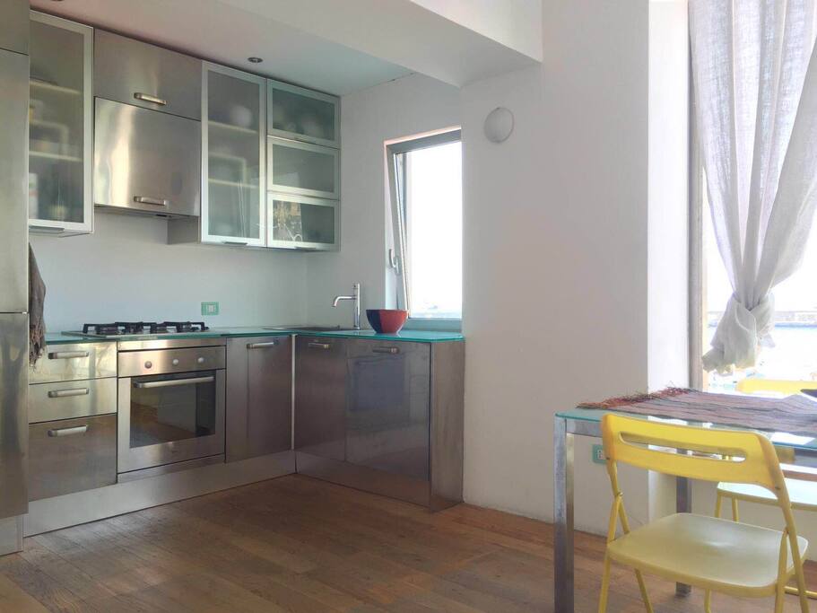 Cucina attrezzata e zona pranzo