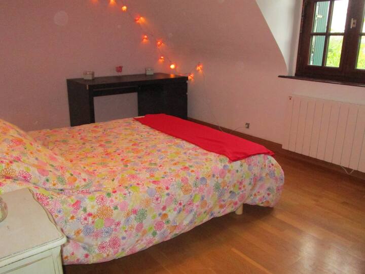 Chumba cha kulala na kitanda cha watu wawili upande wa bustani