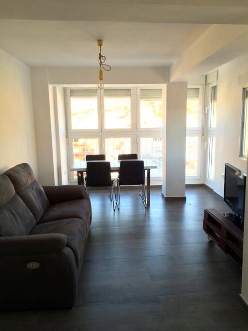 Living room with extensible table & 3 seater reclinable sofa