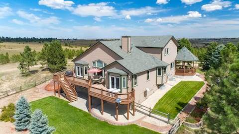 Gathering spaces, views, 10 min to horse park/town
